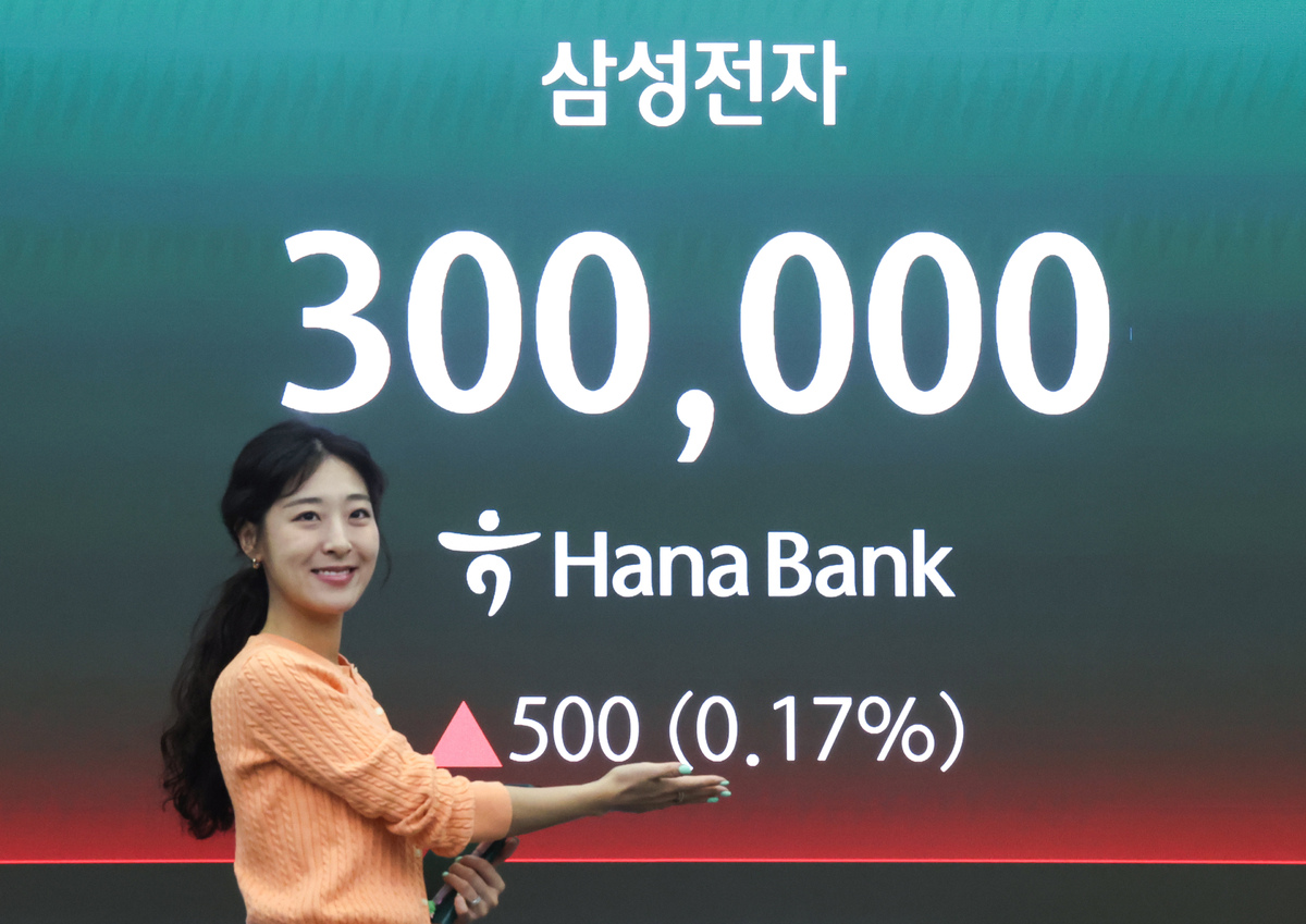 삼성전자 주가가 30만원을 돌파한 22일 오전 서울 중구 하나은행 본점 딜링룸 전광판에 삼성전자 주가가 표시되고 있다. 이날 코스피는 전 거래일 대비 57.53포인트(0.74%) 상승한 7873.12에 거래를 시작했다.