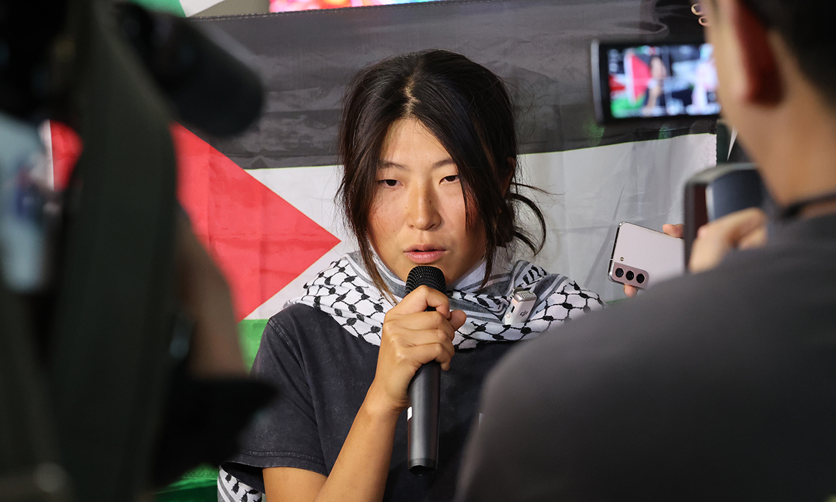 이스라엘군에 나포됐다가 석방된 한국인 활동가 김아현(활동명 해초)씨가 22일 오전 인천국제공항 제1터미널 입국장으로 귀국해 취재진 질문에 답하고 있다. 뉴시스
