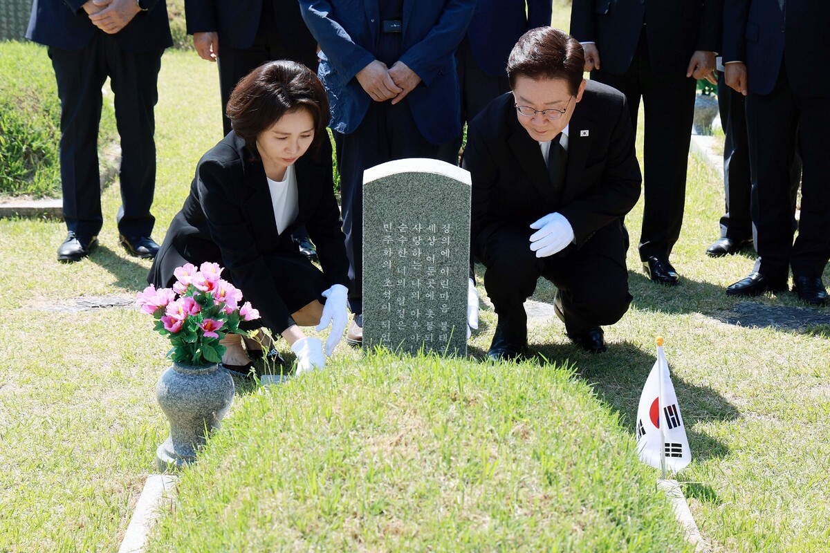 이재명 대통령과 김혜경 여사가 18일 오전 광주 북구 운정동 국립 5·18민주묘지을 찾아 고 양창근씨의 묘에 헌화하고 있다. 청와대사진기자단