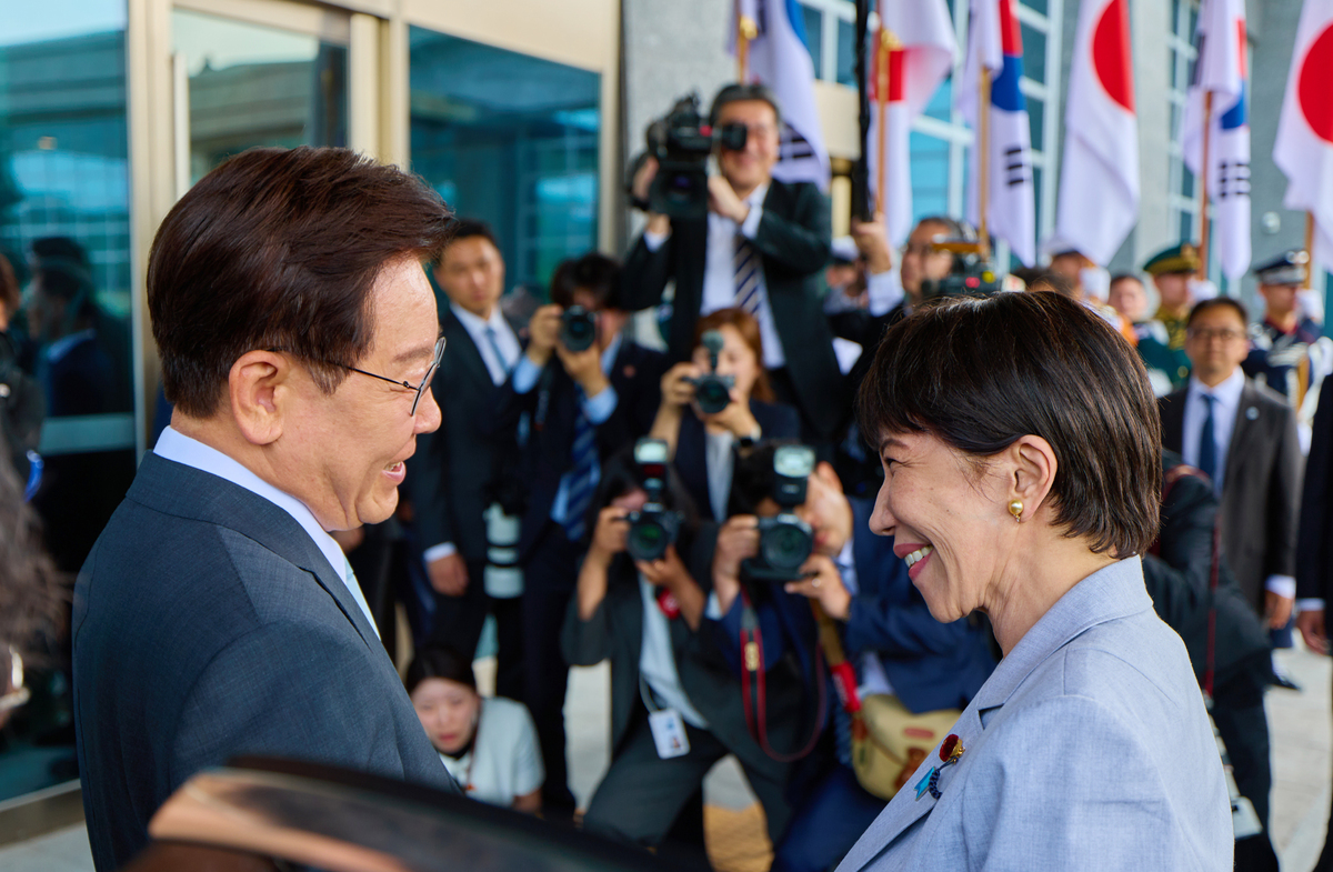 이재명 대통령이 19일 경북 안동의 한 호텔에 마련된 정상회담장 입구에서 다카이치 사나에 일본총리를 영접하고 있다. 청와대 제공