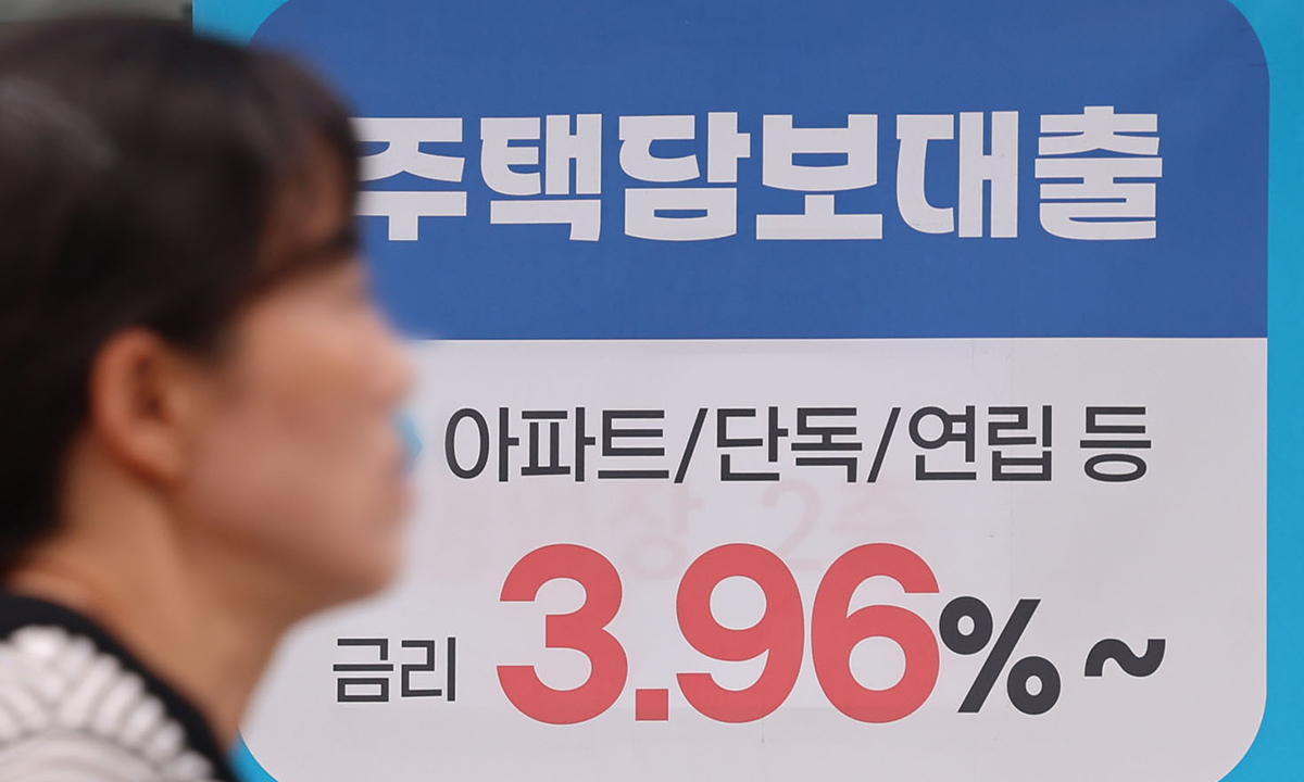 지난 19일 서울 시내 2금융권 은행에 주택담보대출 상품 안내문이 붙어있다. 올해 1분기(1~3월) 가계부채가 1993조원을 넘어서며 사상 최대 규모로 불어났다. 은행권의 가계부채 관리 강화 기조 속에서 2금융권으로 주택담보대출 수요가 몰리면서 석 달 만에 14조원 급증했다. 뉴시스