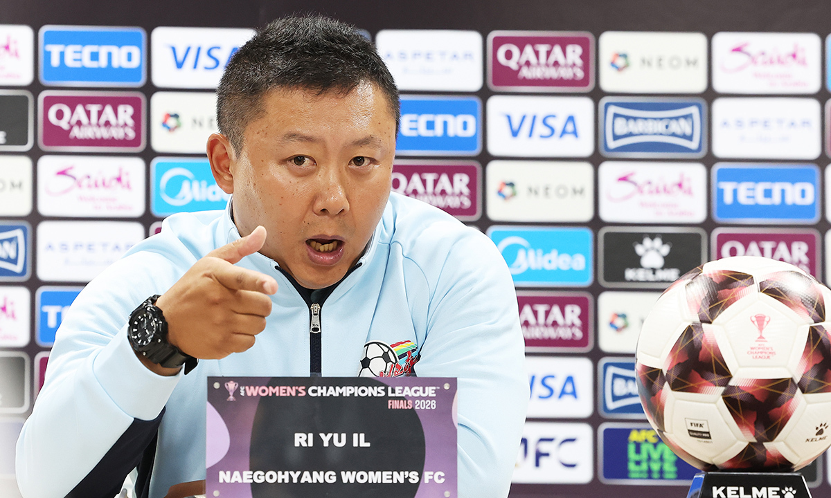 22일 경기도 수원종합운동장에서 열린 아시아축구연맹(AFC) 여자 챔피언스리그(AWCL) 결승 기자회견에서 내고향여자축구단 리유일 감독이 취재진 질문 내용을 확인하고 있다.