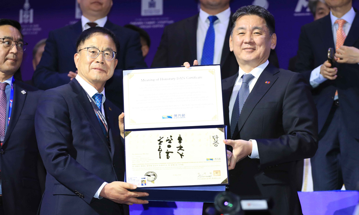 윤웅석 국기원장(왼쪽)과 오흐나 후렐수흐 몽골 대통령(오른쪽). 국기원 제공