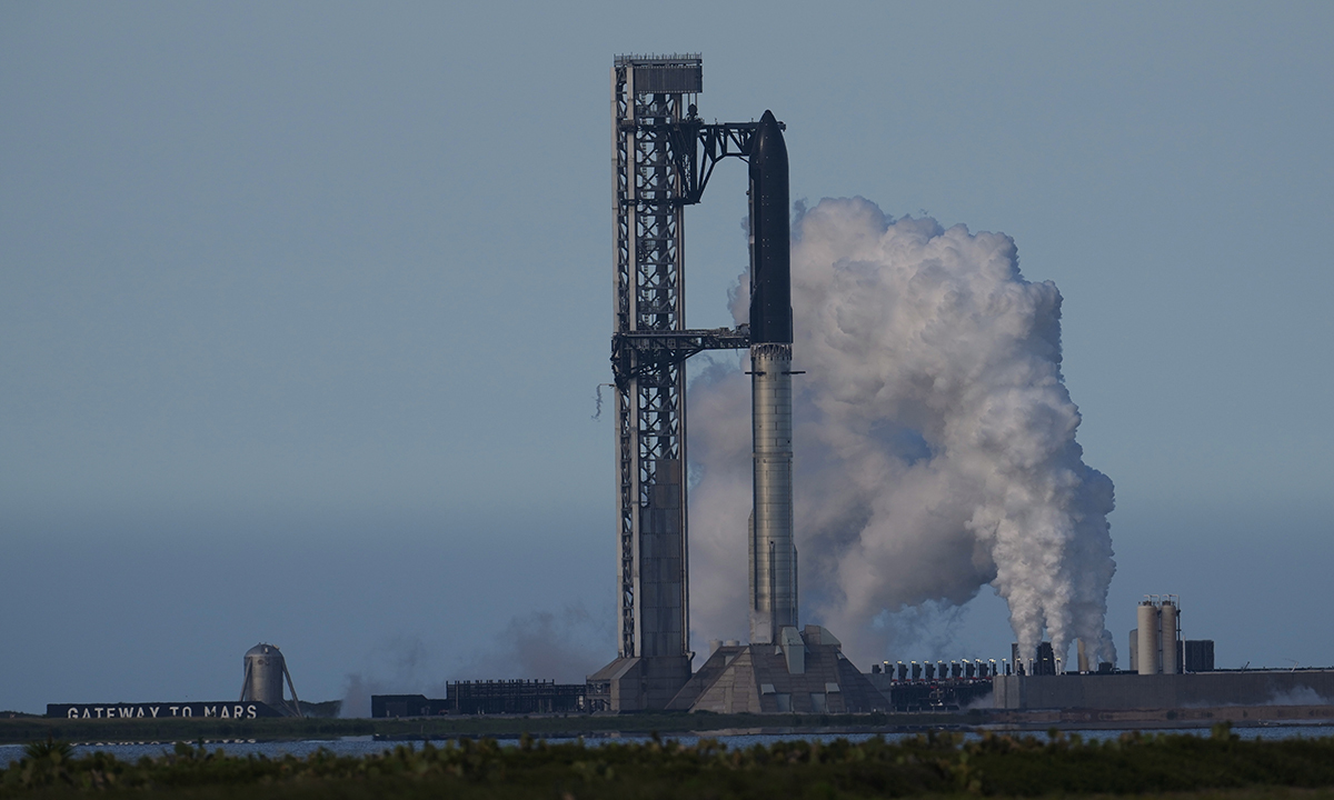 일론 머스크가 이끄는 스페이스X가 21일(현지 시간) 차세대 우주선 ‘스타십&nbsp;V3’의 첫 무인 시험비행을 발사 직전 연기했다. 이날 미국 텍사스주 스타베이스 발사장에서 세워진 스타십&nbsp;V3의 모습.&nbsp;AP연합뉴스