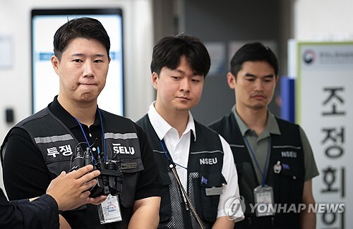 삼성그룹 초기업노동조합 삼성전자지부 최승호 위원장이 20일 정부세종청사 중앙노동위원회에서 총파업 예고 시점을 하루 앞두고 열린 3차 사후조정 회의를 마친 후 질문을 받고 있다.