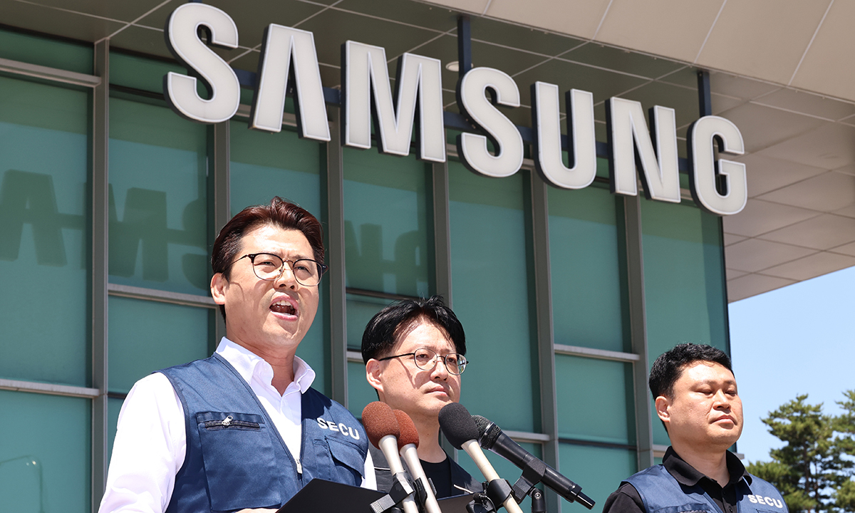 삼성전자 디바이스경험(DX) 부문 직원들이 주축인 삼성전자노동조합(SECU·동행노조)과 전국삼성전자노동조합(NSEU) 수원지부 집행부가 22일 오후 경기 수원 영통구 삼성전자 정문 앞에서 삼성전자 노사 임금협상 잠정합의안 찬반 투표 시작을 앞두고 입장을 밝히고 있다.