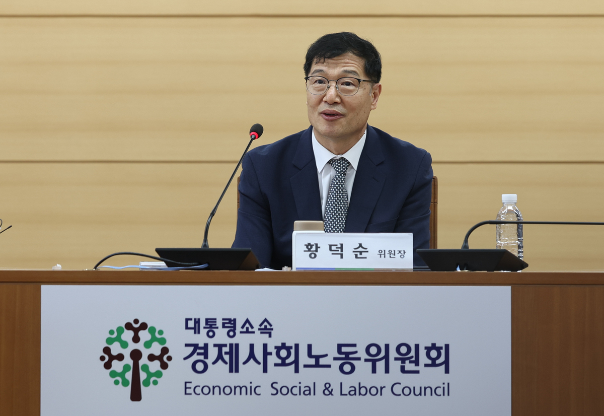 황덕순 AI 노사상생 위원회 위원장이 22일 서울 종로구 경제사회노동위원회 대회실에서 AI전환에 따른 노사상생 위원회 발족 및 제1차 전체회의를 마친 뒤 기자간담회를 하고 있다. 뉴시스