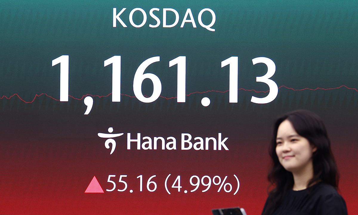 22일 오후 서울 중구 하나은행 본점 딜링룸 전광판에 코스닥 종가가 나오고 있다. 이날 코스피는 전 거래일(7815.59)보다 32.12포인트(0.41%) 오른 7847.71, 코스닥 지수는 전 거래일(1105.97)보다 55.16포인트(4.99%) 상승한 1161.13에 거래를 마쳤다. 뉴스1