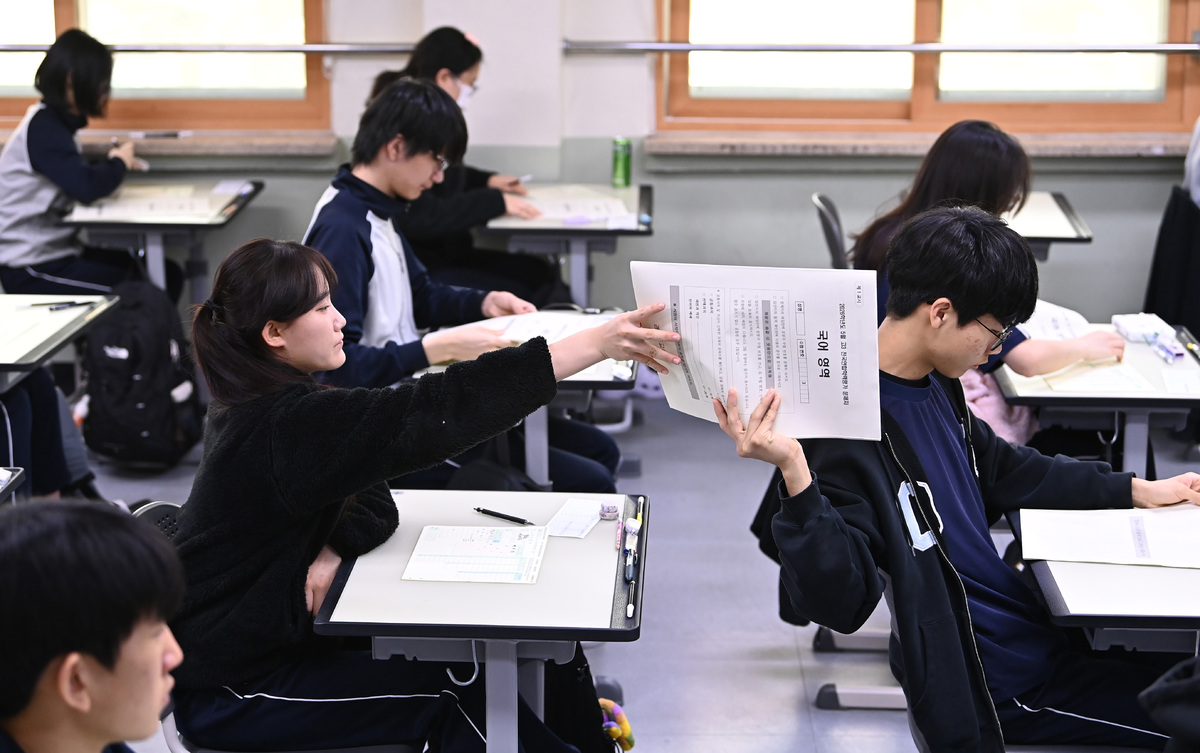 5월 전국연합학력평가가 실시된 지난 7일 경기 수원시 효원고등학교 3학년 교실에서 학생들이 시험지를 전달받고 있다.&nbsp; &nbsp; 뉴시스