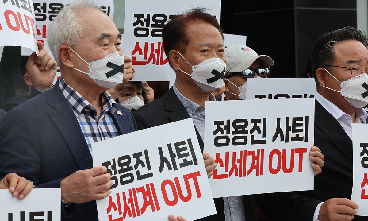 5·18 단체가 22일 오후 광주 서구 광천동 신세계백화점 정문 앞에서 스타벅스 '탱크데이' 마케팅 논란을 규탄하는 집회를 열고 있다. 뉴스1