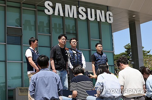 삼성전자 노사 임금협상 잠정합의안 찬반 투표가 시작되는 22일 오후 경기 수원시 삼성전자 정문 앞에서 디바이스경험(DX) 부문 직원들이 주축이 된 삼성전자 노동조합 동행(동행노조) 집행부가 잠정합의안 및 찬반투표 참여 범위에 대한 입장을 밝히고 있다.