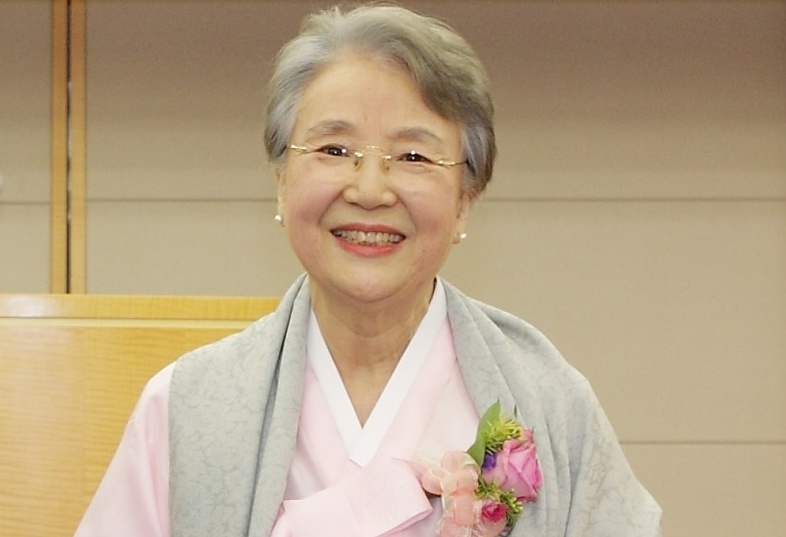 이순자(1938∼2026) 전 숙명여대 명예교수. 사진은 2010년 남편 이름을 딴 ‘김재익 장학 기금’ 조성을 위해 서울대에 20억원을 쾌척할 당시의 모습. 서울대 제공