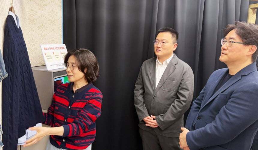 조만호·조남성 무신사 대표가 고(故) 박종철 열사의 하숙방에 대한 이현주 박종철센터 센터장의 설명을 듣고 있다. 무신사 제공
