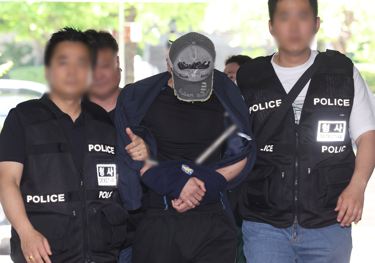 배우 김규리씨 자택 침입 강도 행각을 벌인 40대 남성이 지난 22일 오후 서울 서초구 서울중앙지방법원에서 열린 강도상해 혐의 구속 전 피의자 심문(영장실질심사)에 고개를 숙인 채 출석하고 있다. 뉴시스