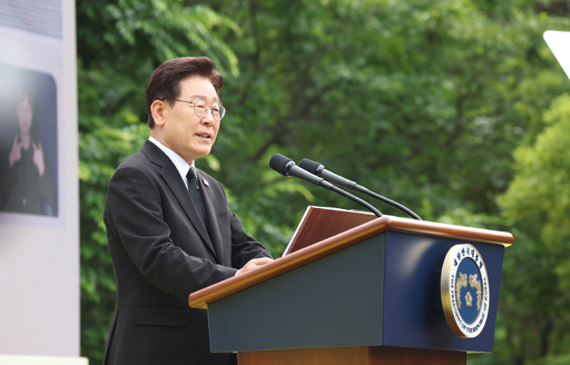 이재명 대통령이 23일 경남 김해 봉하마을에서 열린 고 노무현 전 대통령 서거 17주기 추도식에서 추도사를 하고 있다. 청와대사진기자단