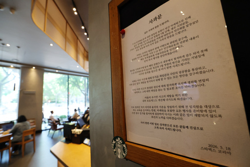 스타벅스 ‘탱크데이’ 마케팅 논란이 지속되고 있는 가운데 22일 서울 시내의 한 스타벅스 매장에 사과문이 붙어있다. 뉴스1