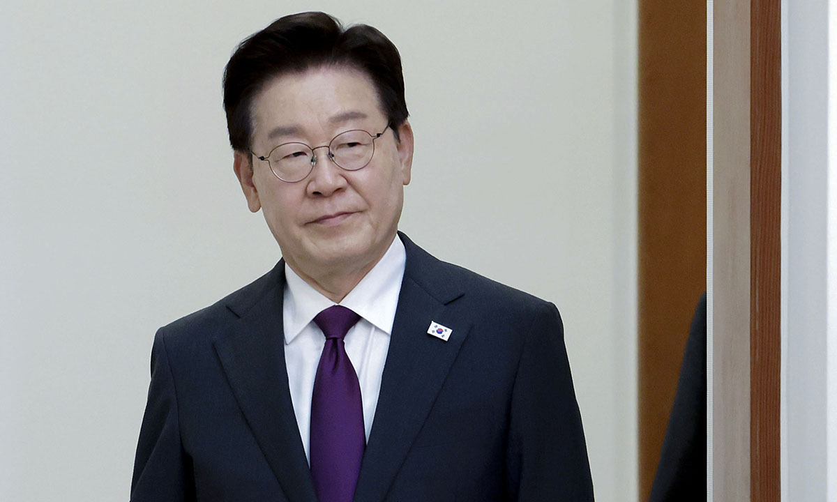 이재명 대통령이 지난 21일 청와대에서 수석보좌관회의에 입장하고 있다. 연합뉴스