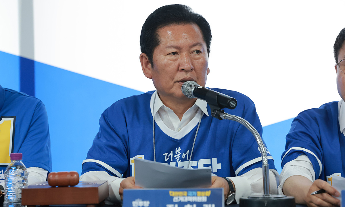 더불어민주당 정청래 총괄상임선거대책위원장이 지난 22일 민주당 이장섭 충북 청주시장 후보 선거사무소에서 열린 현장 중앙선대위 회의에서 발언하고 있다. 연합뉴스