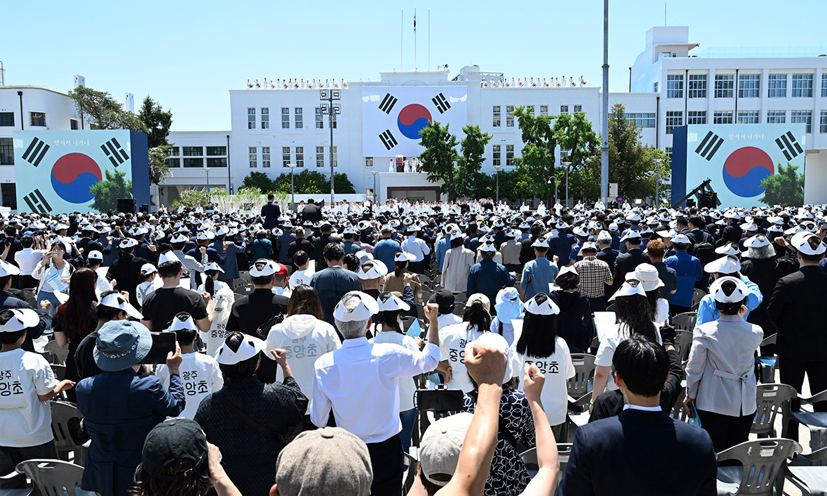 지난 18일 광주 동구 5·18민주광장에서 열린 제46주년 5·18민주화운동 기념식에서 참석자들이 '님을 위한 행진곡'을 제창하고 있다. 공동취재사진