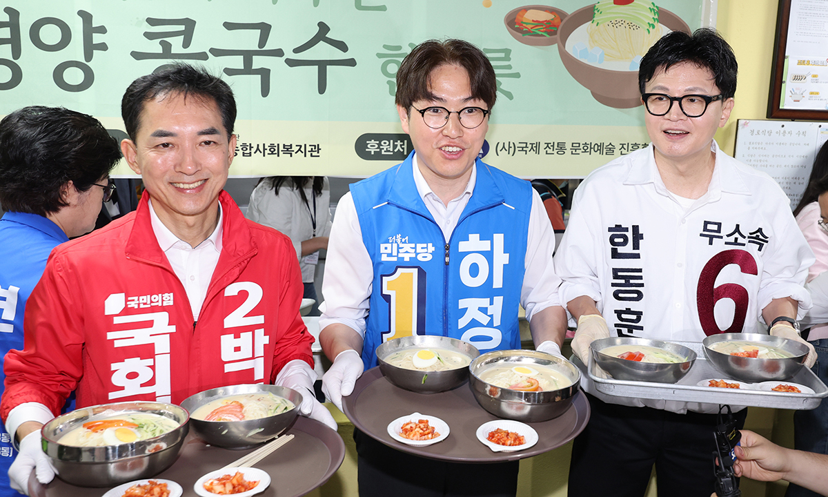 국민의힘 박민식(왼쪽부터), 더불어민주당 하정우, 무소속 한동훈 부산 북구갑 국회의원 보궐선거 후보가 지난 21일 부산 북구 남산정종합사회복지관에서 열린 콩국수 나눔 행사에 참석해 콩국수 배식 봉사를 하고 있다. 연합뉴스