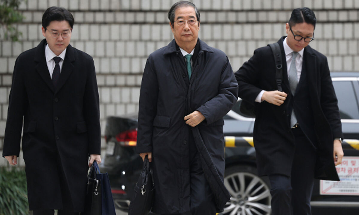 12·3 비상계엄 사태와 관련해 내란 중요 임무 종사 등 혐의로 기소된 한덕수 전 국무총리(가운데)가 2025년 11월 재판 출석을 위해 변호사 등과 함께 서울 서초구 서울중앙지법 청사에 들어서고 있다. 그는 1심에서 징역 23년, 2심에선 15년을 각각 선고받고 수감 중이다. 연합뉴스