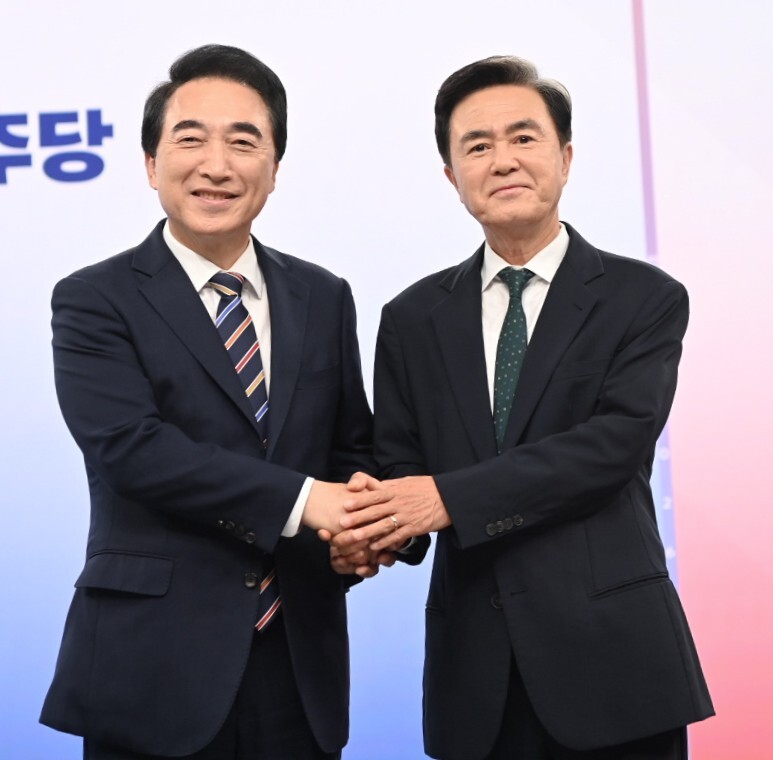 박수현(왼쪽) 더불어민주당 후보와 김태흠 국민의힘 후보가 지난 21일 TV토론회에 앞서 기념사진을 찍었다.