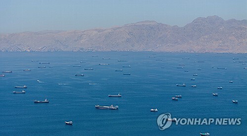 25일(현지시간) 오만 무산담에서 드론으로 바라본 호르무즈 해협에 수많은 선박들이 정박해 있다.