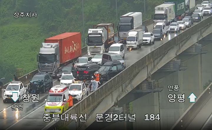 문경시 중부내륙고속도로 5중 추돌사고 현장. 경북소방본부 제공