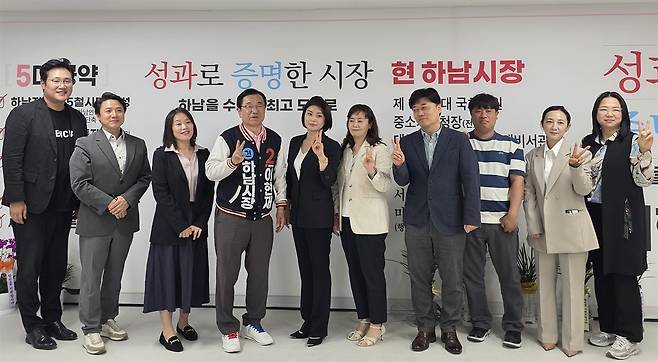 강병덕 후보와 이광재 하남갑 국회의원 후보, 김용만 국회의원 등이 19일 공약 발표 직후 하남시청 앞에서 기념촬영을 하고 있다. 강병덕 캠프 제공