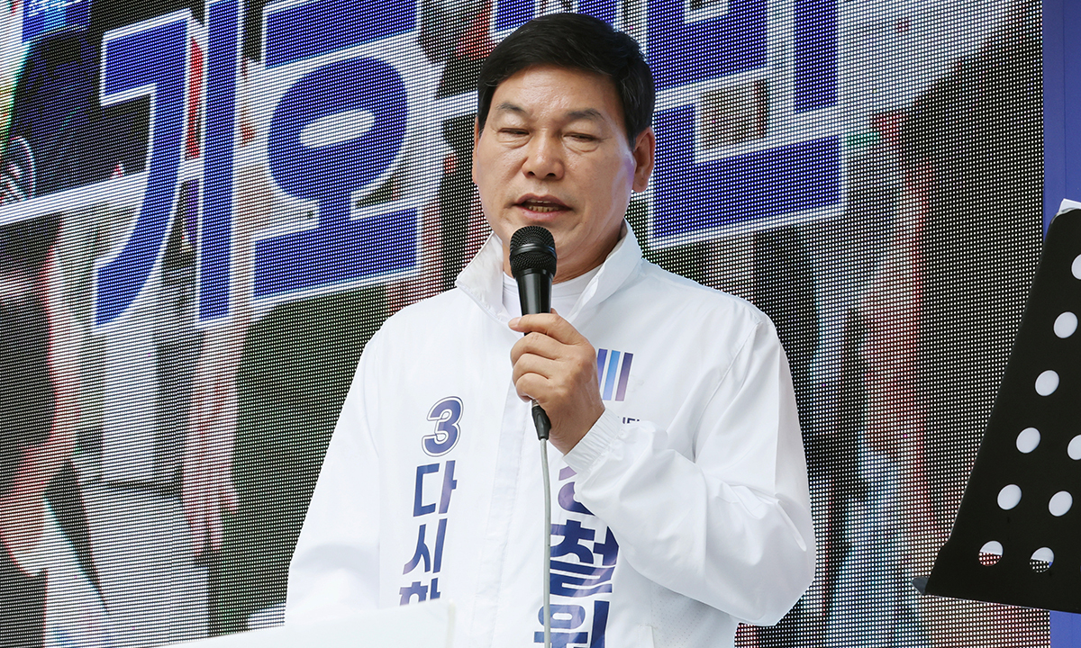 지난 23일 전남 담양군 대전면 한 도로에서 조국혁신당 정철원 담양군수 후보가 거리 유세를 하고 있다. 연합뉴스