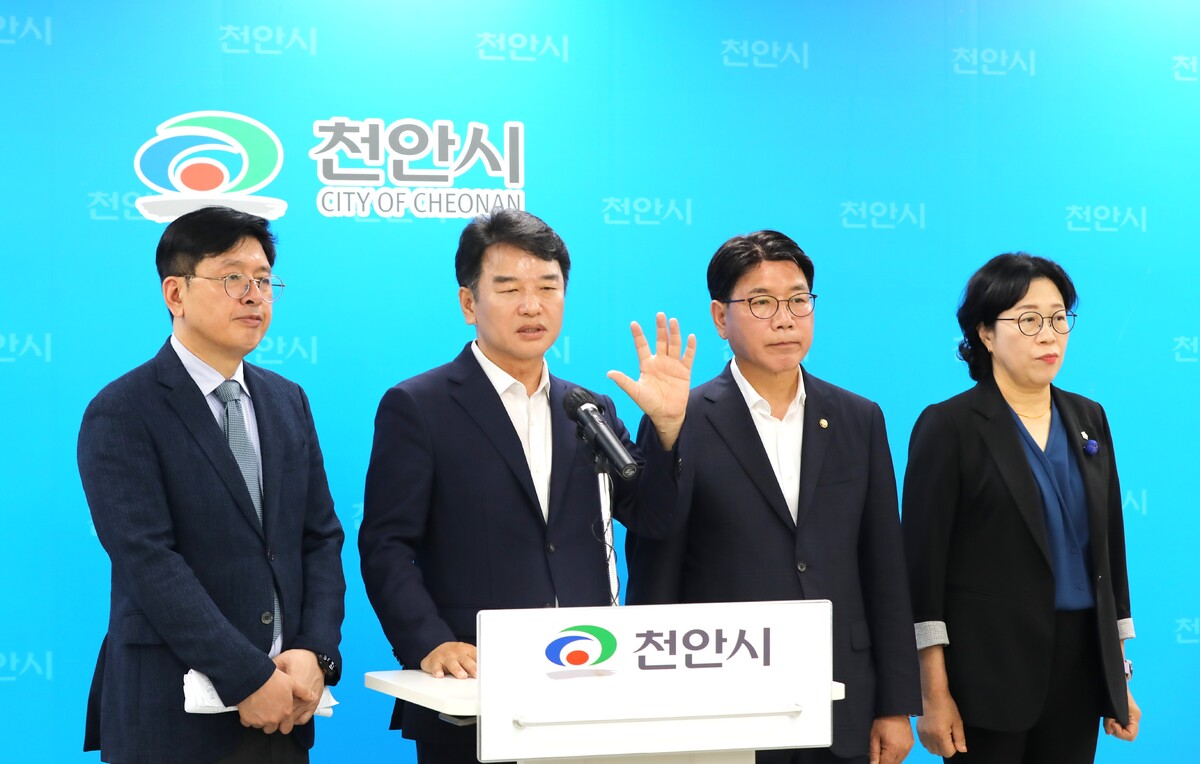 더불어민주당 천안지역구 국회의원들이 27일 천안시청 브리핑실에서 국민의힘 박찬우 후보측이 전날부터 네거티브 현수막을 내걸기 시작하자 이를 비난하는 기자회견을 열었다. 왼쪽부터 더불어민주당 장기수 천안시장후보 법률지원수석단장 강인영 변호사, 문진석 의원, 이재관 의원, 김명숙 천안시의원.