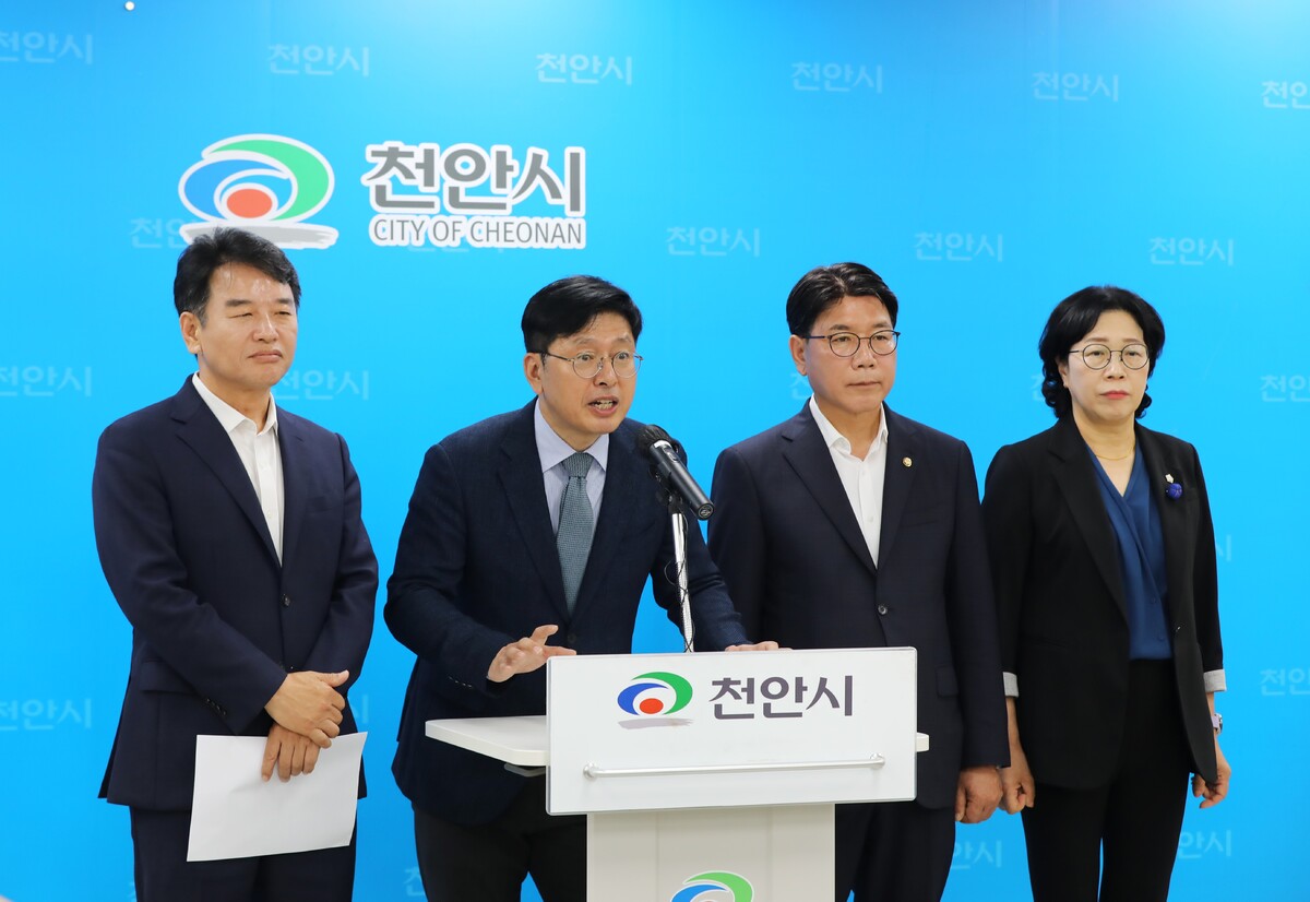 장기수 더불어민주당 천안시장 후보 법률지원수석단장 강인영 변호사가 27일 천안시청 브리핑실에서 국민의힘 박찬우 천안시장 후보 측의 네거티브 현수막과 관련한 기자들의 질문에 답하고 있다. 강 변호사는 “충남경찰청 이첩은 통상적 행정 절차일 뿐 사건 중대성과 직접 연결되지 않는다”며 “이를 중대 범죄처럼 해석하는 것은 시민을 오도하는 행위”라고 주장했다. 왼쪽부터 문진석 의원, 강인영 변호사, 이재관 의원, 김명숙 천안시의원.