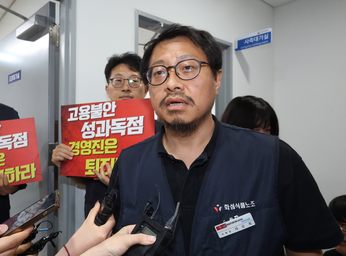 27일 경기 수원시 경기지방노동위원회에서 열린 카카오 노사 2차 조정회의에 서승욱 카카오 노조 지회장이 조정회의실로 들어가고 있다. 연합뉴스