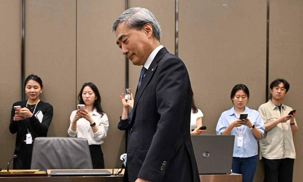 신현송 한국은행 총재가 28일 서울 중구 한국은행 본관에서 열린 취임 후 첫 금융통화위원회 본회의에 들어서고 있다. 사진공동취재단