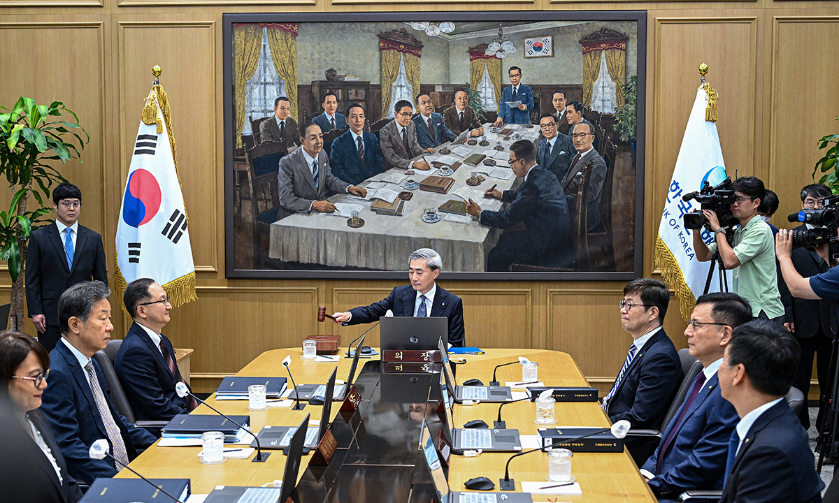 신현송 한국은행 총재가 28일 서울 중구 한국은행 본관에서 열린 취임 후 첫 금융통화위원회 본회의에서 의사봉을 두드리고 있다. 사진공동취재단