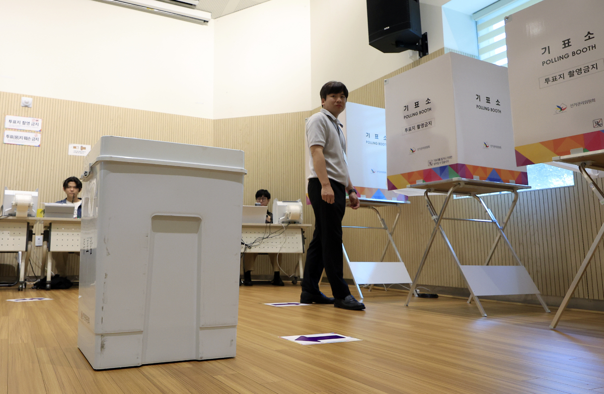 제9회 전국동시지방선거 사전투표일을 하루 앞둔 28일 오후 서울시 종로구 신문로 사직동주민센터에 설치된 사전투표소에서 선거사무원 등이 막바지 점검을 하고 있다.&nbsp; &nbsp;뉴스1
