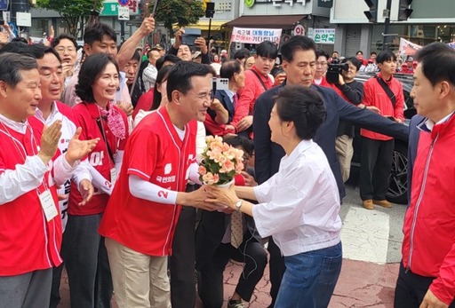 박근혜 전 대통령이 28일 강원 원주시 중앙시장을 방문, 김진태 국민의힘 강원지사 후보와 인사를 나누고 있다. 뉴스1