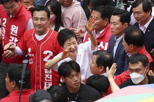 박근혜 전 대통령이 28일 오전 강원 원주 중앙시장에서 열린 김진태 국민의힘 강원도지사 후보 지지 현장 방문에서 시민들에게 인사를 하고 있다. 뉴시스