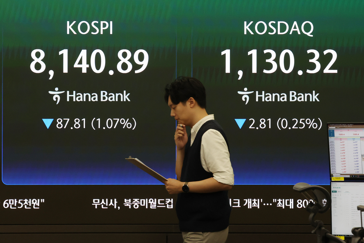 코스피가 전 거래일(8228.70)보다 62.97포인트(0.77%) 하락한 8165.73에 개장한 28일 오전 서울 중구 하나은행 딜링룸 전광판에 지수가 표시되고 있다.