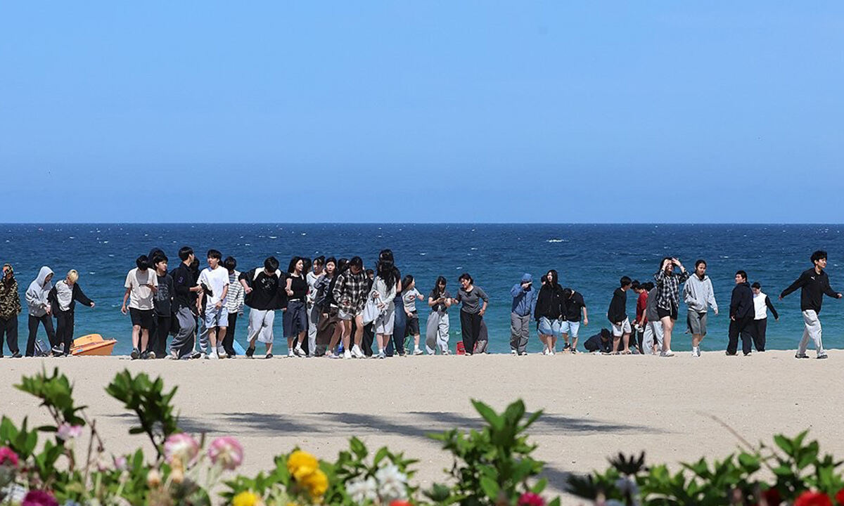 지난 4월 30일 강원 강릉시 경포해변에서 수학여행 온 학생들이 즐거운 추억을 만들고 있다. 연합뉴스