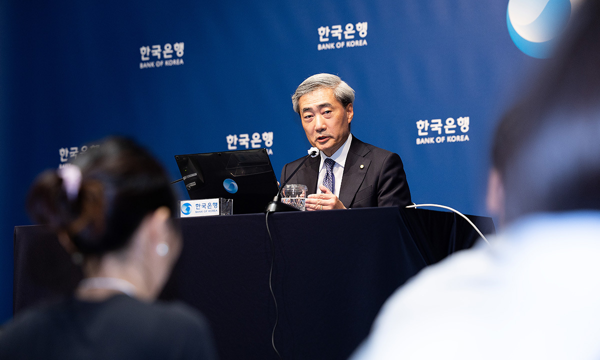 신현송 한국은행 총재가 28일 서울 중구 한국은행 본관에서 열린 통화정책방향 기자간담회에서 발언하고 있다. 사진공동취재단