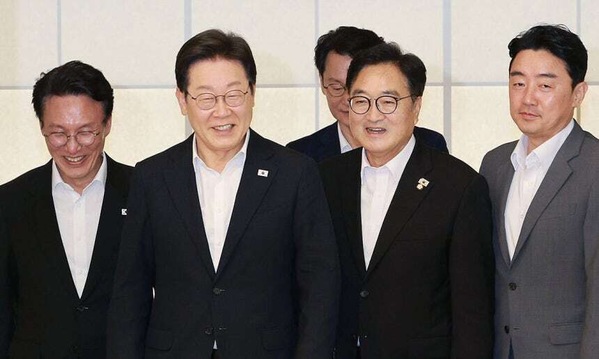 함께 ‘사선’ 넘은 이 대통령과 우 의장···“내란 위기 이겨낸 동지”