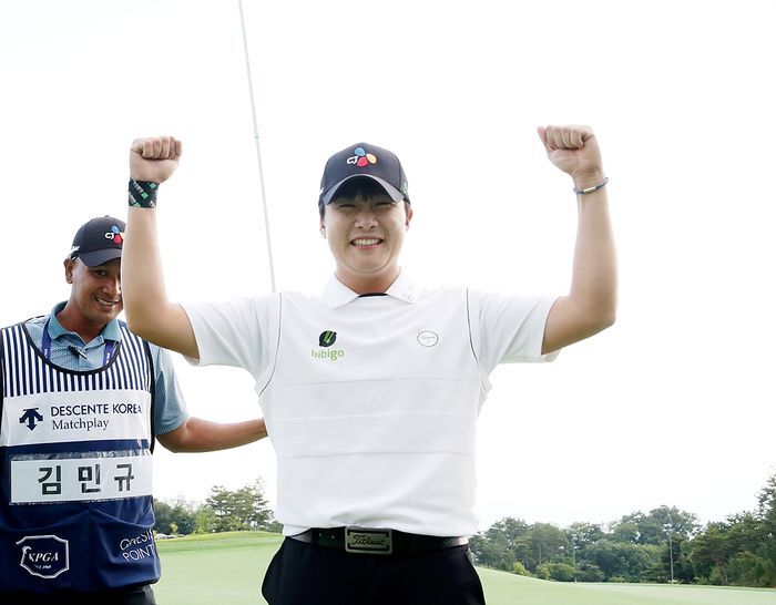 2024년 데상트코리아 매치플레이에서 우승한 김민규가 환한 미소를 짓고 있다. KPGA
