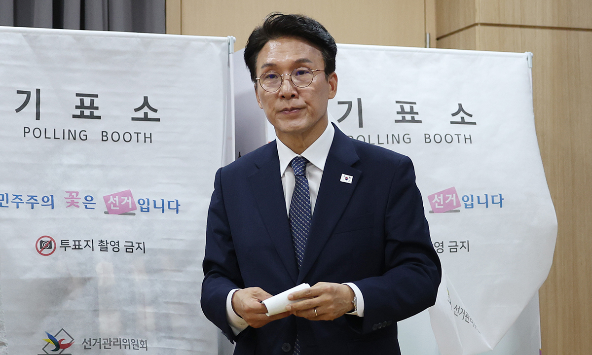 김민석 총리, 영등포서 사전투표… 지선 후 사퇴 여부에는 답변 거부