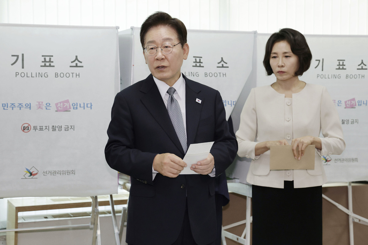李대통령, 사전투표 중 “반만 찍혀도 무효표 안 되나”…기표소 나와 돌발질문 [6·3의 선택]
