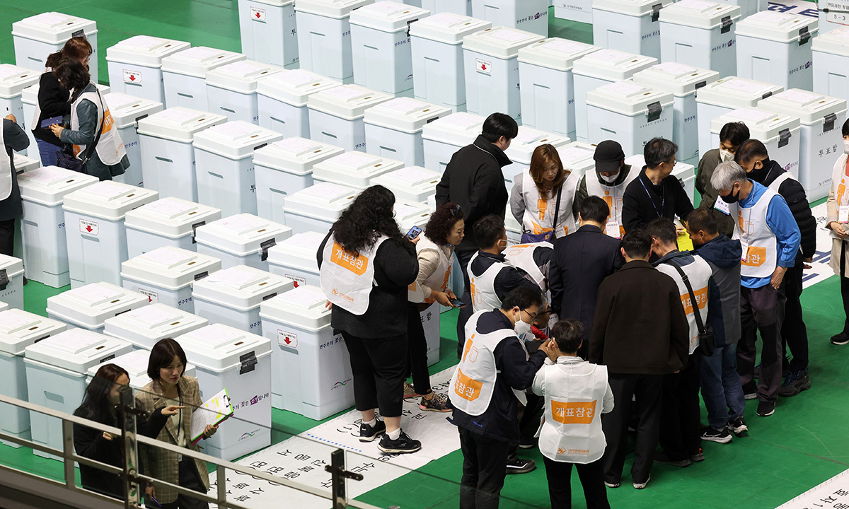 제22대 국회의원선거가 치러진 2024년 4월 10일 강원 춘천시 호반체육관에 마련된 개표소에서 개표사무원들이 투표함을 옮기고 있다. 연합뉴스