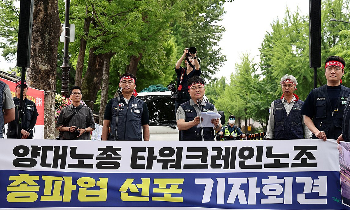 지난 27일 청와대 사랑채 앞에서 양대노총 타워크레인노조 총파업 선포 회견이 열리고 있다. 연합뉴스