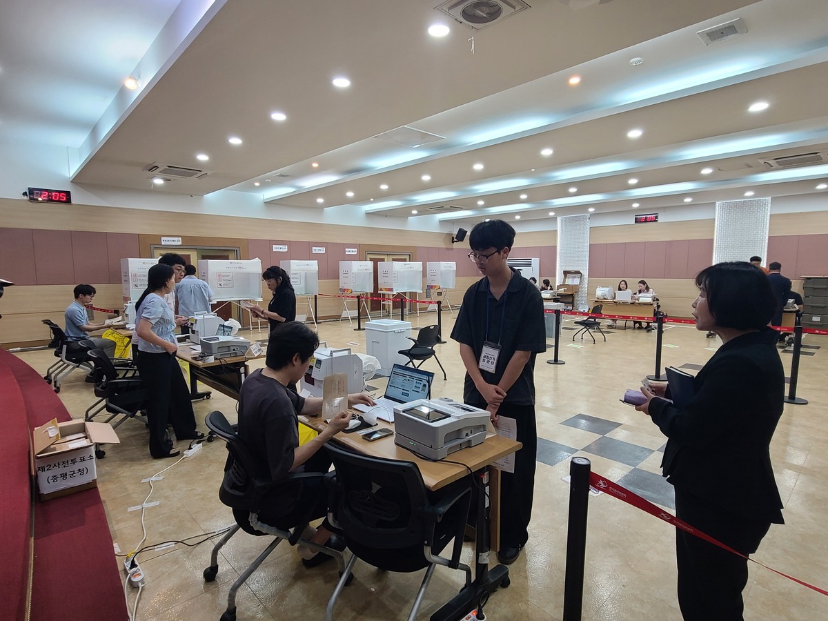 공정선거참관단이 투표소를 점검하고 있다. 충북선관위 제공