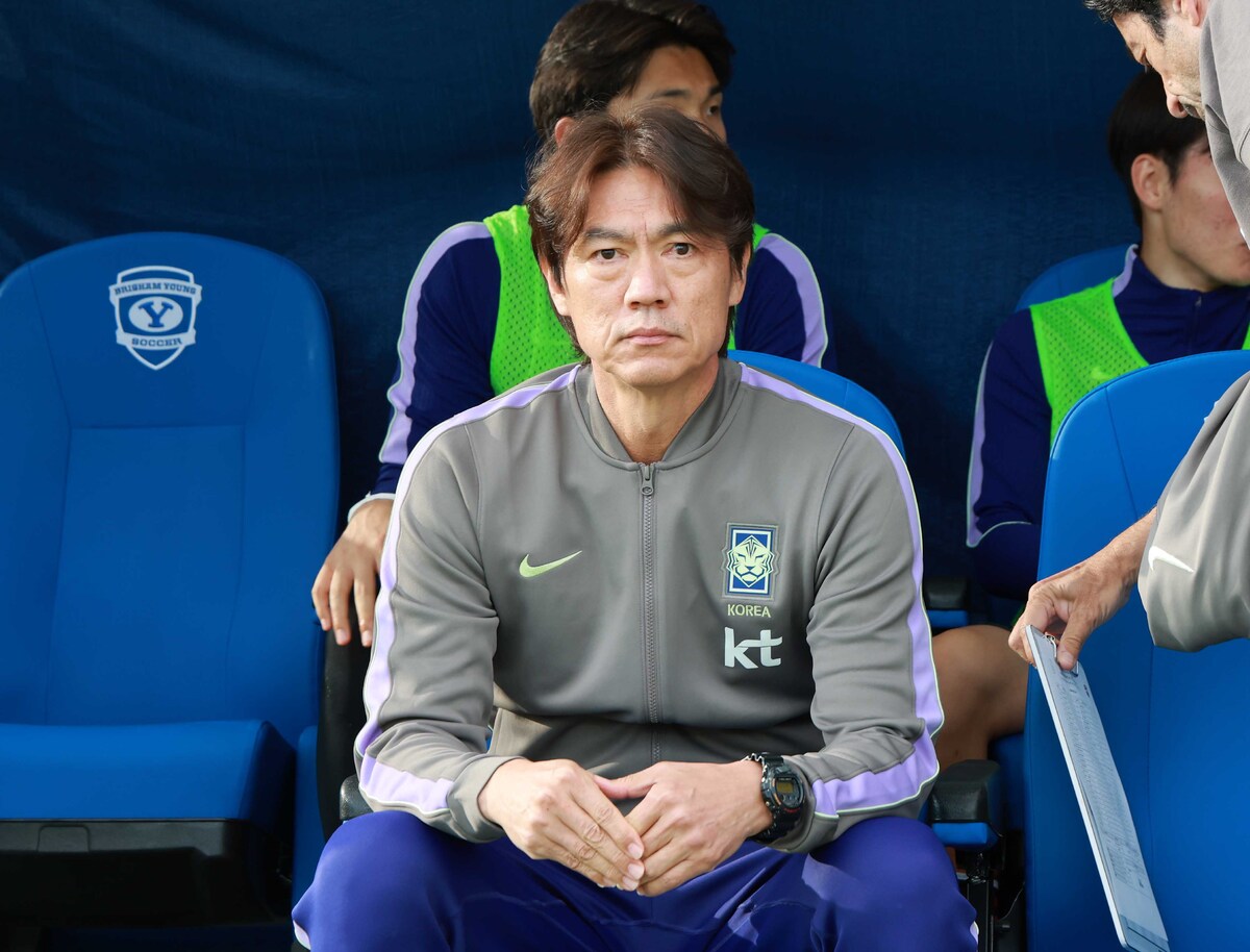홍명보 대한민국 축구대표팀 감독이 31일(한국시간) 미국 유타주 솔트레이크시티 브리검 영 대학교 BYU 사우스필드 경기장에서 열린 대한민국과 트리니다드토바고의 평가전에 앞서 선수들을 바라보고 있다. 프로보(미국 유타주)=뉴스1