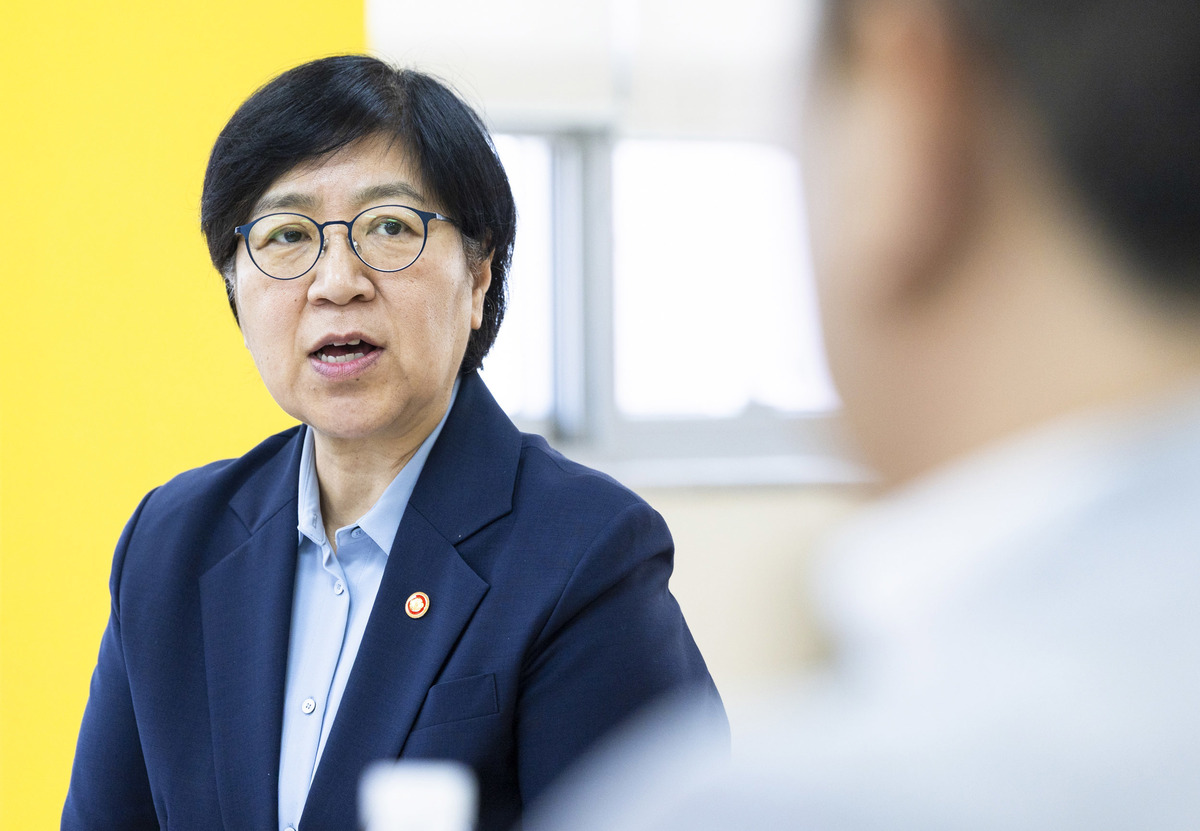 정은경 보건복지부 장관이 29일 인천 서구 인천참사랑병원을 방문해 마약류 치료보호기관 현장을 점검하고 현장 종사자 및 전문가들과 간담회를 하고 있다.&nbsp; &nbsp;&nbsp;보건복지부 제공.